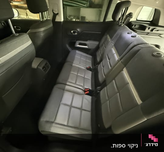 מושב אחורי של רכב עם ריפוד נקי